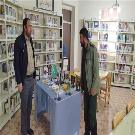 بازدید فرمانده حوزه بسیج شهید خواستان از کتابخانه